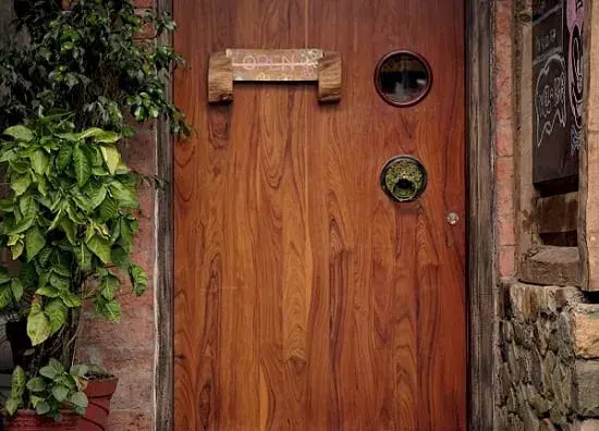 Muebles y puertas de madera 