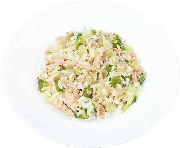 arroz con carne picada, cebolla y pimiento verde