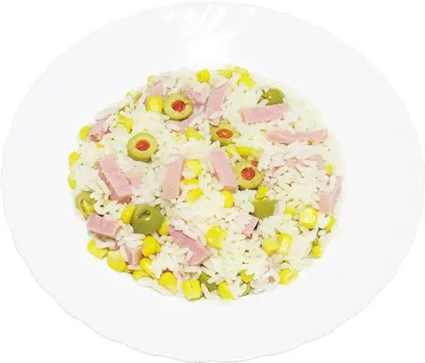 ensalada de arroz con pechuga, maíz y olivas