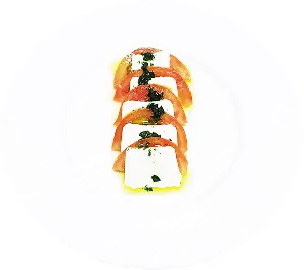 de ensalada de tomate y queso fresco con salsa de albahaca