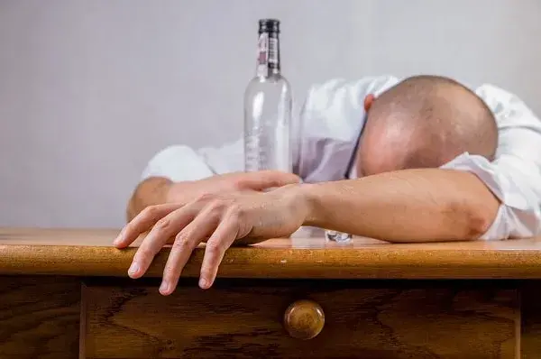 Hombre con resaca